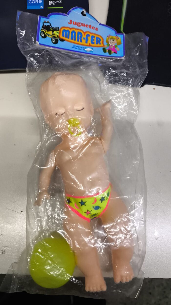 Mini bebe plastico con pelota
